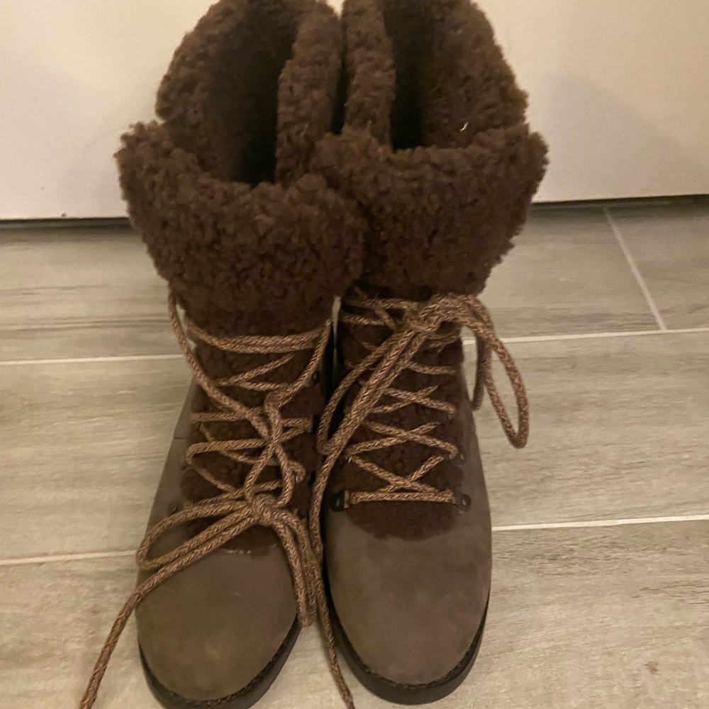 Ugg Hiking/snow boots